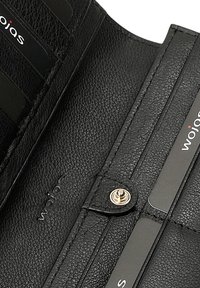 Černá kožená peněženka s texturovaným povrchem, stříbrným cvokem a několika sloty na karty, s viditelným logem v elegantním designu.