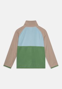 Pullover in fleece con colletto alto, caratterizzato da un design a blocchi di colore beige, azzurro e verde. Texture liscia con cuciture a contrasto.