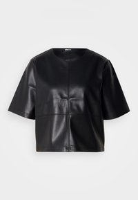 Top cortado preto feito de couro suave, apresentando mangas curtas, um decote redondo e costuras visíveis na parte da frente.