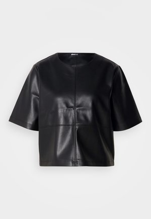 Top cortado preto feito de couro suave, apresentando mangas curtas, um decote redondo e costuras visíveis na parte da frente.