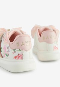 Biele sneakers s kvetinovým dizajnom v ružovej a zelenej farbe, s ružovým akcentom na päte a mašľou na zadnej strane. Zlato písané "BAKER."