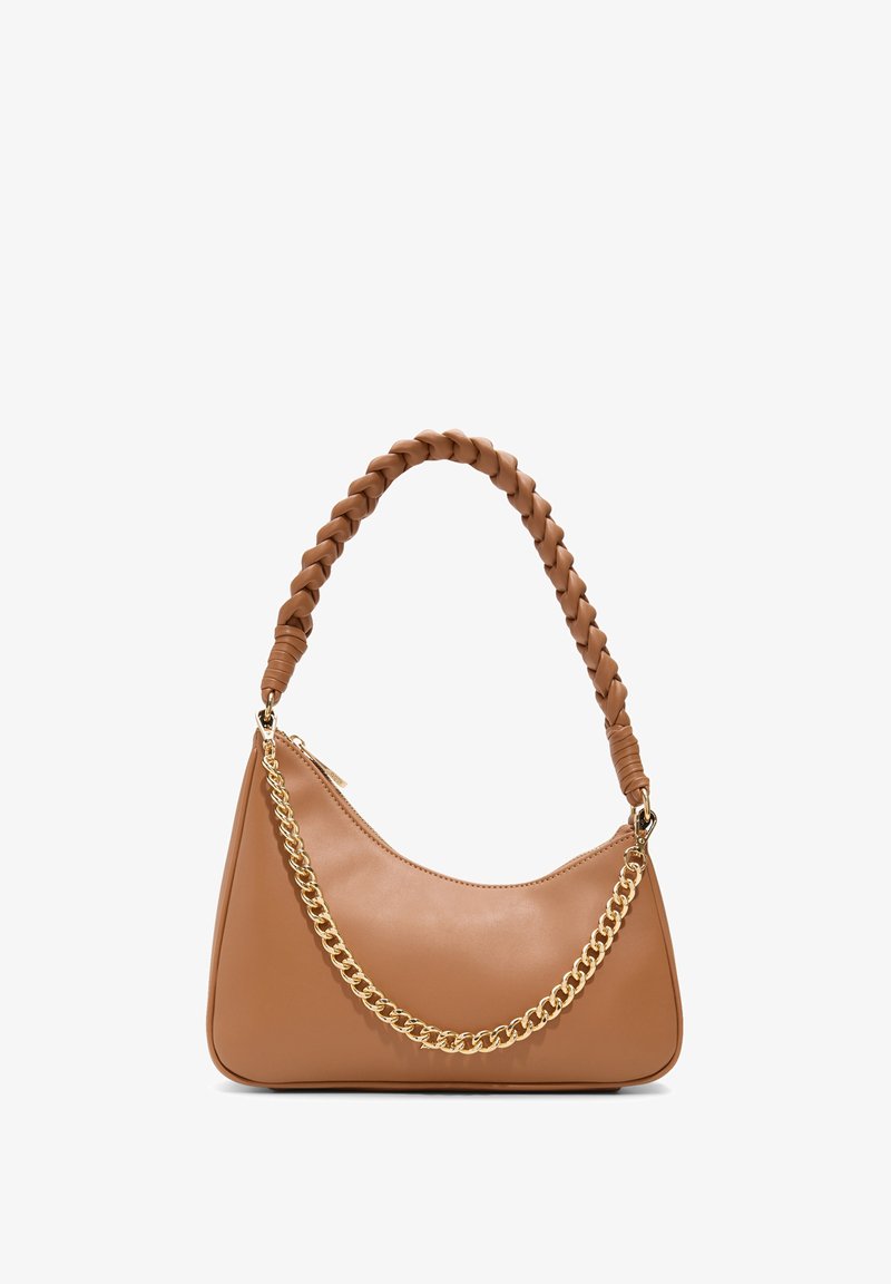 Sac à bandoulière en cuir marron à la forme incurvée, avec une anse tressée et un accent en chaîne dorée. Texture lisse et détails minimaux.