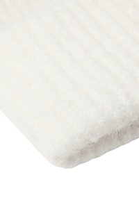 Hvid filtstof med en ribbet tekstur, blød overflade og rektangulær form. Kanterne er let afrundede.