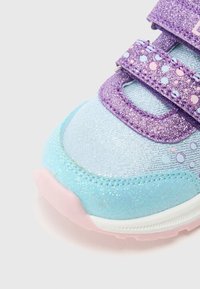 Γυαλιστερό αθλητικό παπούτσι σε ανοιχτό μπλε και λεβάντα, με υφασμάτινο πάνω μέρος διακοσμημένο με πουά λεπτομέρειες, δύο ιμάντες με βέλκρο και ροζ λαστιχένια σόλα.