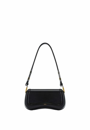 Sac à bandoulière en cuir noir avec rabat incurvé et garnitures dorées, sangle ajustable et petit logo "JW PEI" au centre avant.