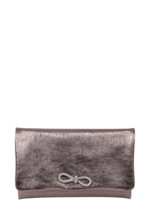 Metallisch rosafarbene Clutch mit einer glatten, strukturierten Oberfläche. Verfügt über eine dekorative Strassknoten-Verzierung auf der Vorderseite. Klappdesign.