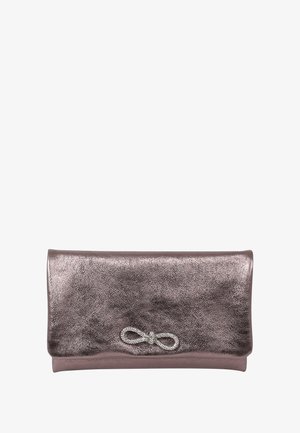 Metallisch rosafarbene Clutch mit einer glatten, strukturierten Oberfläche. Verfügt über eine dekorative Strassknoten-Verzierung auf der Vorderseite. Klappdesign.