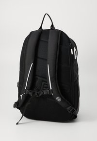 Fekete hátizsák párnázott, állítható vállpántokkal, cipzáras rekeszekkel és logó díszítéssel. Tartós anyagból készült, texturált panelek jellemzik.