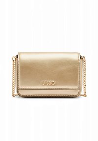Sac bandoulière en similicuir doré à finition métallisée, avec fermeture à rabat, bandoulière chaîne et logo embossé à l'avant.