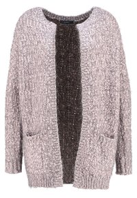 Ljusrosa texturerad kofta med öppen framsida, långa ärmar och två framfickor; har en brun stickad mittpanel.