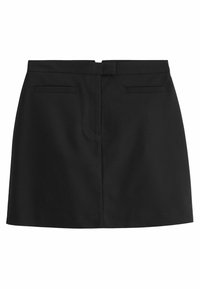 Must have sirge lõikega must seelik, millel on tasa vöökoht, kaks küljetaskut ja sile tekstuur. Omab puhtaid, minimaliste jooni.