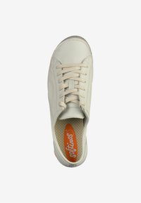 Sneaker in pelle bianca con punta rotonda, design con lacci, soletta perforata e suola in gomma grigia chiara. Presenta il logo "softines" in arancione.