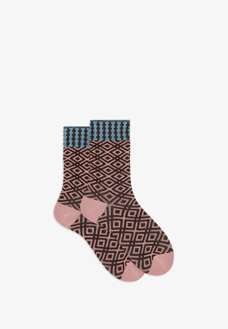Ein Paar knöchelhohe Socken mit pinken und schwarzen geometrischen Rautenmustern, blauem Bündchen mit vertikalen schwarzen Streifen sowie solidem pinkem Ferse und Spitze.