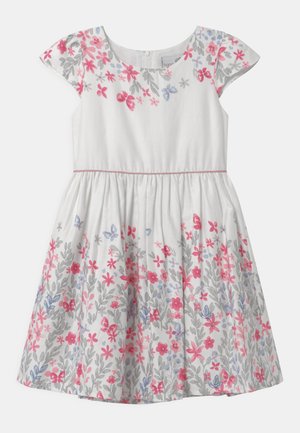 Robe blanche avec de courtes manches à capuchon, motifs floraux en rose, gris et bleu clair, jupe plissée et col rond.