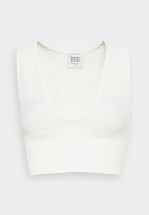 Hvid ribbet crop top med dyb V-udskæring og brede skulderstropper. Mærket synligt med brandnavnet "BDG" og størrelse "S." Glat tekstur.
