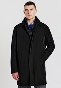 Schwarzer Mantel mit klassischem Kragen, Reißverschluss vorne, Seitentaschen und einer glatten, eleganten Oberfläche, getragen über einem hellblauen Hemd und Krawatte.