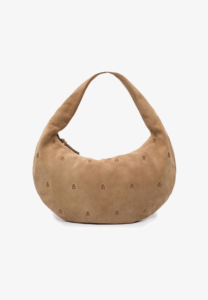 Sac à main en daim beige doux en forme de croissant avec une petite bandoulière, petits motifs de feuilles embossés et fermeture éclair.