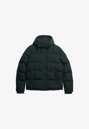 Kurtka puchowa w ciemnozielonym kolorze, z kapturem, pikowanym wzorem, przednim zapięciem na napy oraz dwoma bocznymi kieszeniami. Miękka tekstura i ciepła izolacja.