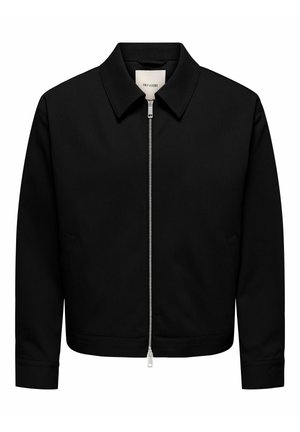 Mustast tõmblukuga jope terava kraega, pikkade varrukatega ja kahe küljetaskuga, valgel taustal.