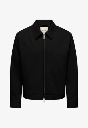 Mustast tõmblukuga jope terava kraega, pikkade varrukatega ja kahe küljetaskuga, valgel taustal.