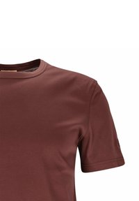 Brun t-shirt med korte ærmer og rund halsudskæring. Fremstillet af blødt stof med en glat tekstur og enkle syningsdetaljer.