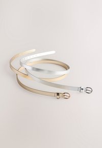 Satz von drei Gürteln in Beige, Silber und Weiß. Jeder hat eine glatte Textur, verstellbare Löcher und ein schlichtes Metallschnallendesign.