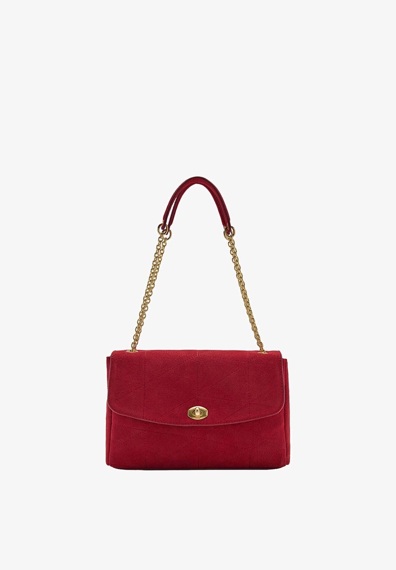Sac à main en daim rouge avec surpiqûres matelassées, fermoir à tourniquet doré et chaîne dorée avec patte d’épaule en cuir rouge.