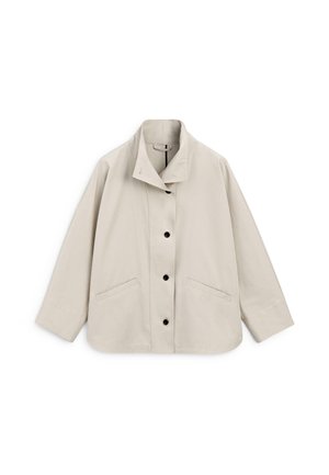 Lichtbeige jas met knopen, een hoge kraag, twee voorzakken en lange mouwen, afgebeeld op een witte achtergrond.