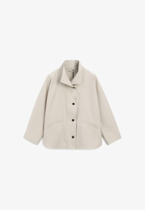 Lichtbeige jas met knopen, een hoge kraag, twee voorzakken en lange mouwen, afgebeeld op een witte achtergrond.