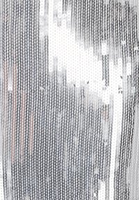 Ezüst flitteres anyag, függőleges sorokban elrendezett lapos kör alakú flitterekkel, amelyek visszaverik a fényt és texturált, csillogó felületet hoznak létre.