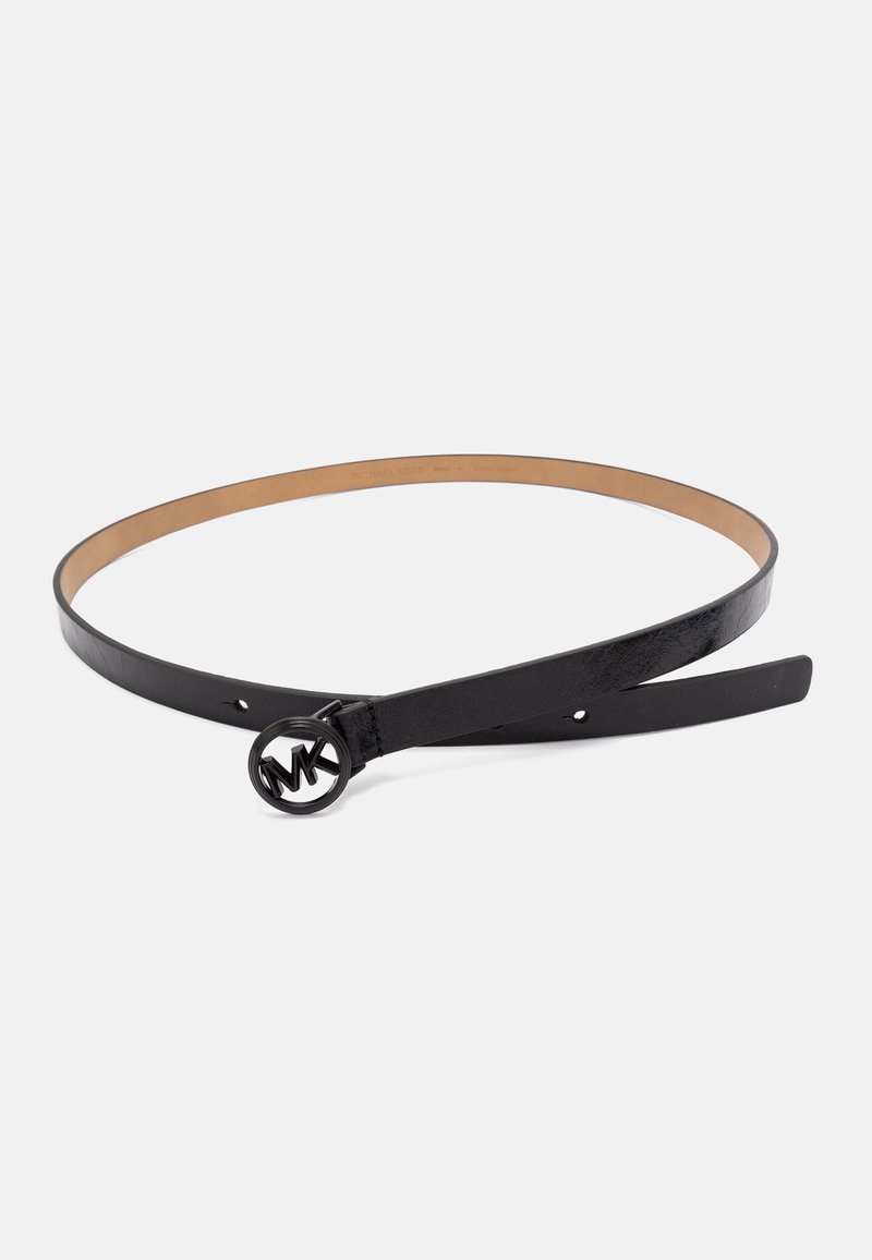 Ceinture en cuir noir avec une texture lisse, dotée d'une boucle métallique circulaire gravée des lettres "MK". Ajustable avec plusieurs trous.