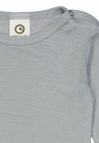 Světle šedý dlouhý rukáv top vyrobený z měkké, texturované látky. Má kulatý výstřih a patentku na rameni. Minimalistický design.