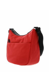 Sac à épaule en nylon rouge avec une forme courbée, doté d'une poche avant, d'une sangle noire et d'accents métalliques argentés. Texture lisse.
