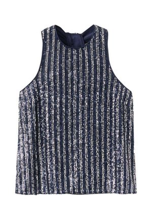 Sukienka bez rękawów w kolorze granatowym, ozdobiona pionowymi paskami błyszczących srebrnych cekinów; gładka tekstura, z wysokim dekoltem i lekko rozszerzanym fasonem.