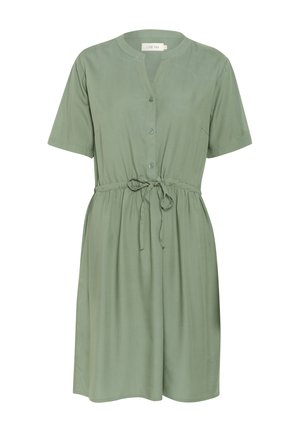 Kjole med korte ærmer og krave i olivengrøn med knaplukning, justerbart taljebånd og blødt, glat stof.