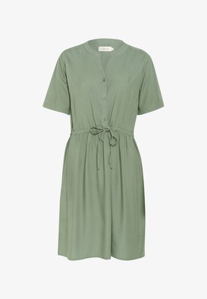 Kjole med korte ærmer og krave i olivengrøn med knaplukning, justerbart taljebånd og blødt, glat stof.