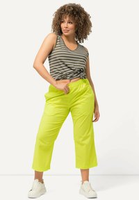 Ulla Popken 7/8 RUBY GENOUX PRÉFORMÉS JAMBES DROITES CEINTURE ÉLASTIQUE - Tygbyxor - neon green