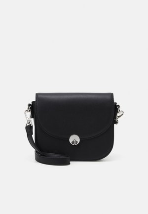 Sac bandoulière en cuir noir avec rabat courbé et fermeture à loquet argentée, doté d'une sangle réglable avec des ferrures argentées.