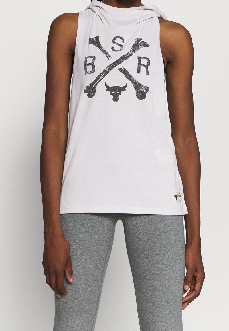 Světle růžové tílko bez rukávů s kapucí, s grafikou zkřížených kostí a lebkou býka ve tmavě šedé barvě. Měkká látka.