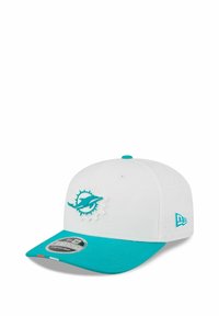 Weißer Baseballschläger mit einem türkisfarbenen Schirm und Logo. Hat ein perforiertes Design auf der Krone, mit einer einfarbigen Unterseite des Schirms.