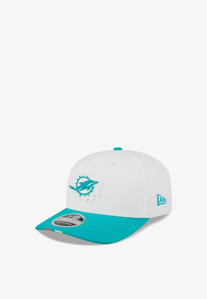 Weißer Baseballschläger mit einem türkisfarbenen Schirm und Logo. Hat ein perforiertes Design auf der Krone, mit einer einfarbigen Unterseite des Schirms.