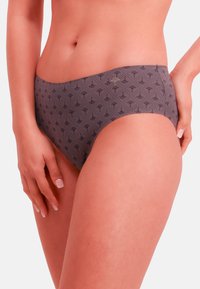 Graue gemusterte Unterwäsche mit hohem Bund und einem dezenten Design mit kleinen Grafiken. Glatter Stoff und elastischer Bund für Komfort.