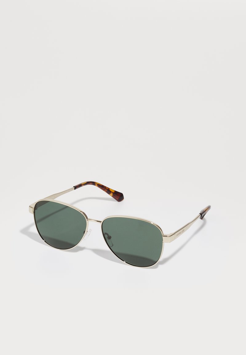 Lunettes de soleil en métal avec des verres verts, de forme ovale, monture fine en or, et accents écaille de tortue sur les branches. Plaquettes de nez transparentes pour un confort optimal.