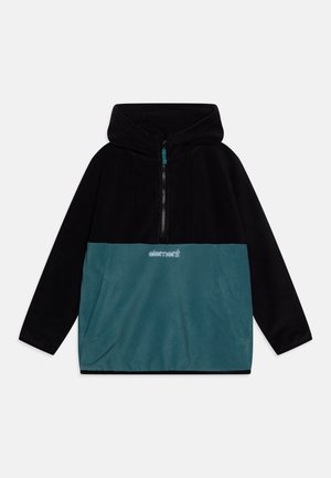 Pull-over en polaire noir et turquoise avec une capuche, une fermeture éclair jusqu'à mi-hauteur à l'avant et une poche avant. Il présente un logo brodé sur la section turquoise.
