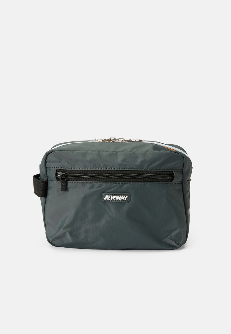 Sac en nylon gris avec un dessus zippé, poche avant, fermeture éclair noire et logo K-WAY. Il présente une forme rectangulaire compacte et une courte sangle.