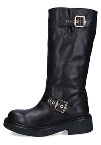 Stivali neri in pelle al ginocchio con punta arrotondata, suola piatta e fibbie argentate su cinghie vicino alla caviglia e al polpaccio. Texture liscia.