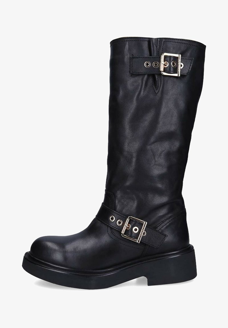Stivali neri in pelle al ginocchio con punta arrotondata, suola piatta e fibbie argentate su cinghie vicino alla caviglia e al polpaccio. Texture liscia.