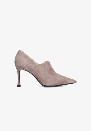 Escarpin à bout pointu en suède gris doux. Présente un design élégant avec un talon aiguille fin et une doublure intérieure lisse.