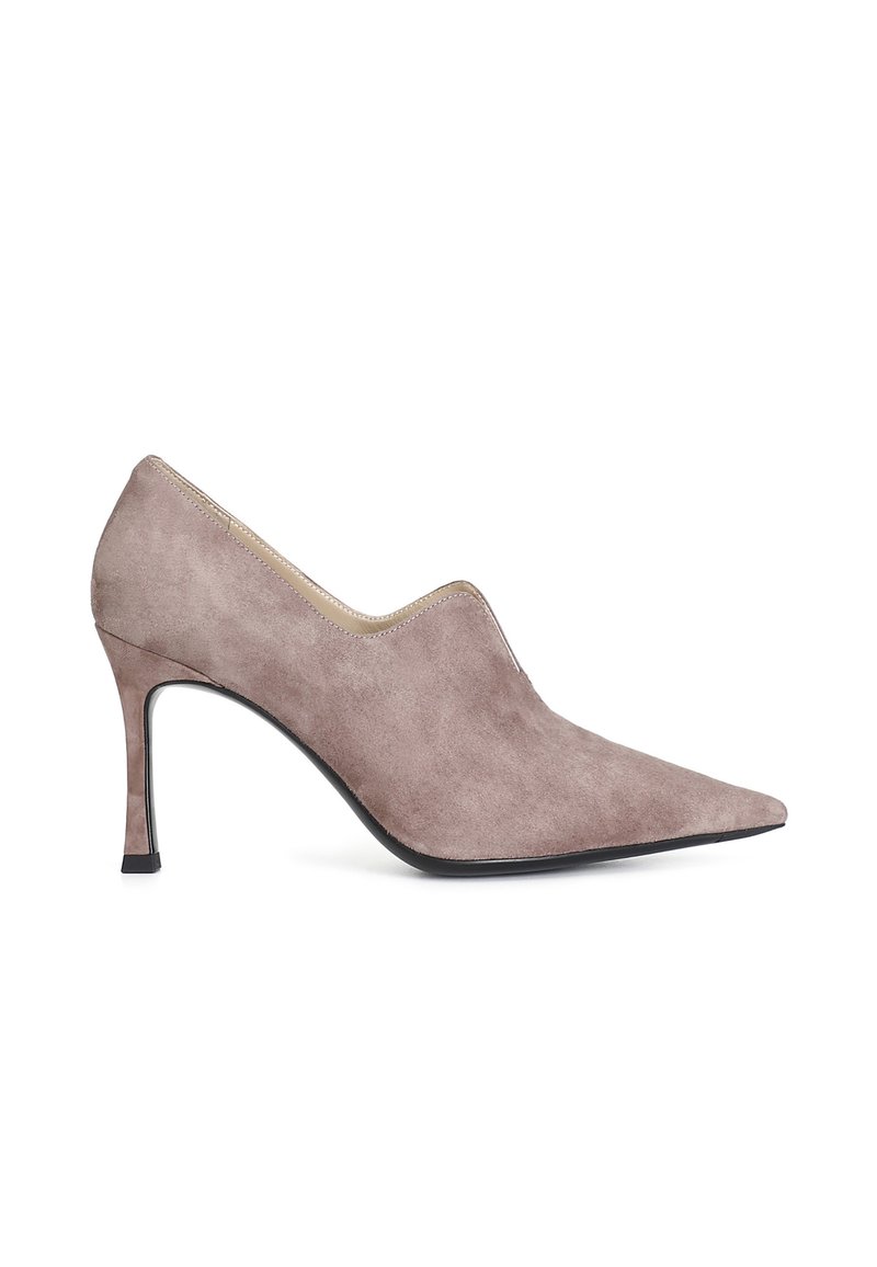 Vyšší lodičky s špičatou špičkou vyrobené z jemné šedé semišové kůže. Obsahují elegantní design s úzkým stiletto podpatkem a hladkou vnitřní podšívkou.