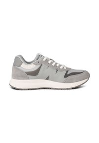 Sneaker atletica grigia che presenta un mix di materiali lisci e testurizzati, tra cui mesh e suede, con suola e lacci bianchi.